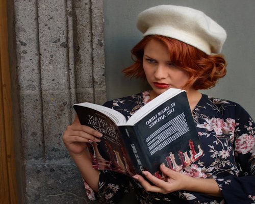 Persona relajada leyendo un libro el fin de semana