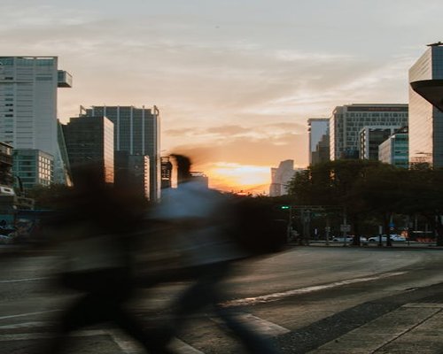 Persona caminando en la ciudad rumbo al trabajo