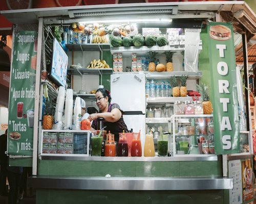 Vaso de agua fresca en un escritorio