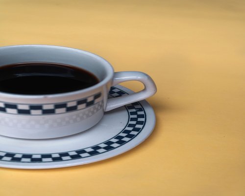 Persona disfrutando de una mañana tranquila con café en la ciudad