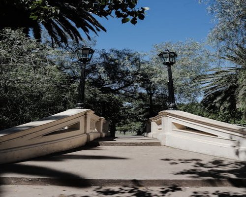 Caminata ligera en un parque urbano de la ciudad